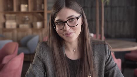 una chica bonita y muy encantadora se divierte en el restaurante durante el día