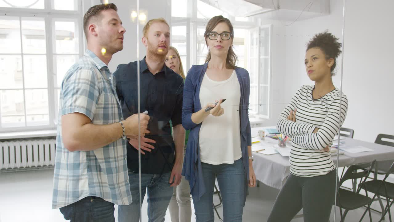 pessoas criativas trabalhando juntas