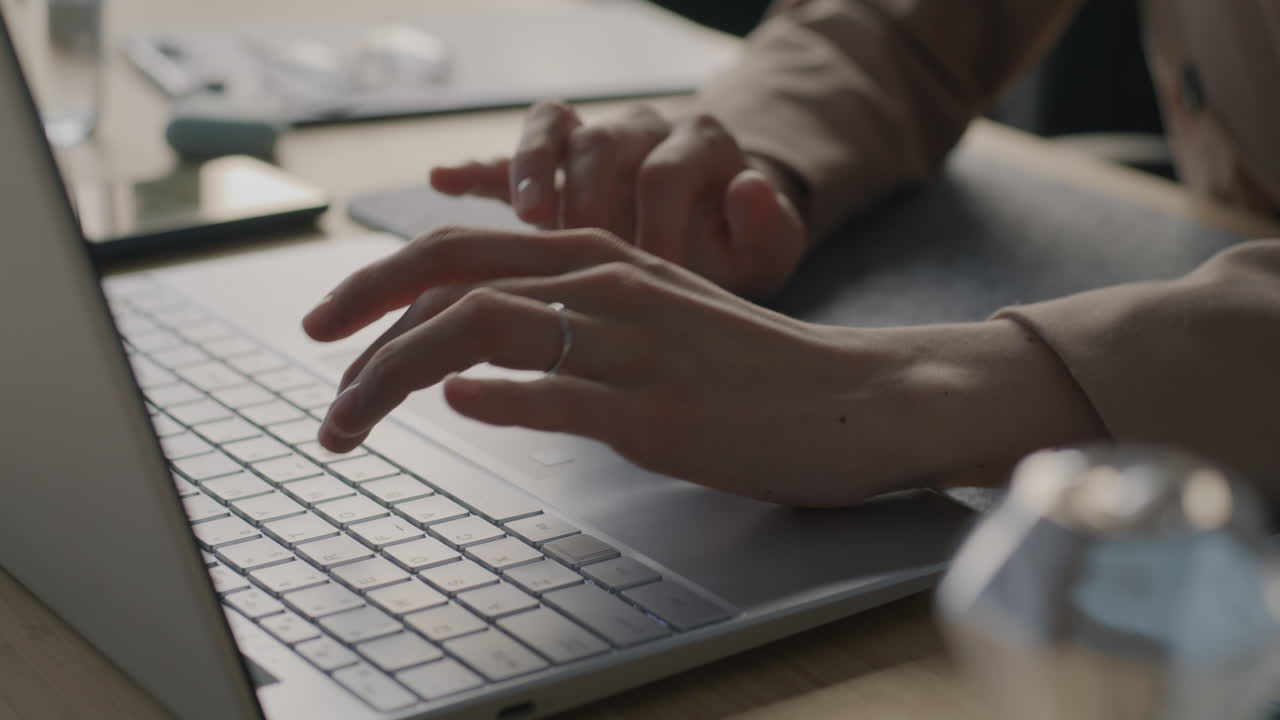 mujer escribiendo en una computadora portátil