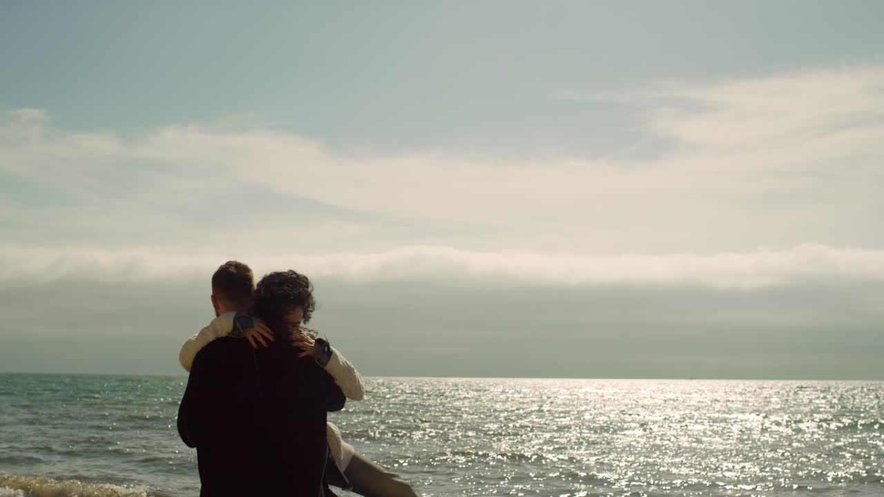 즐거운 부부는 휴가 해변에서 함께 재미를 느 ⁇ 니다. 젊은 사람들은 자연을 사랑합니다.