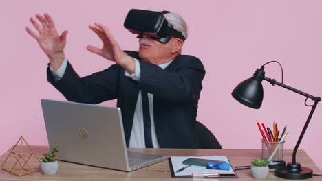 Senior-businessman-using-headset-helmet-app-to-play-simulation-game,-watching-virtual-reality-video