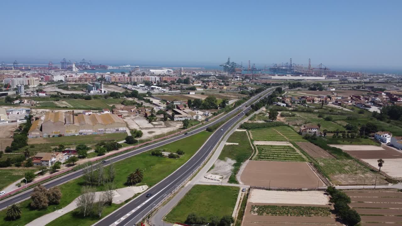 발렌시아의 항구로 이어지는 고속도로의 드론 보기