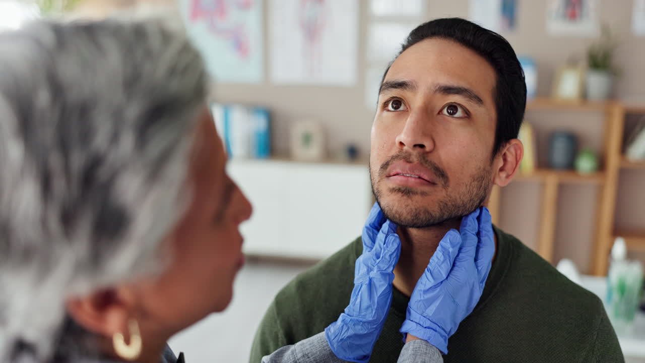 un médico examinando el cuello de un paciente