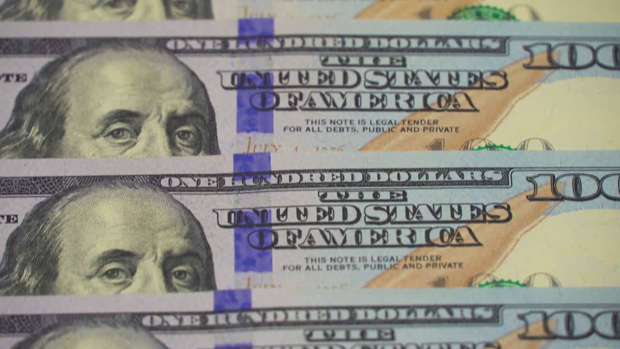 많은 달러, 달러, 달러 클로즈업: 카메라가 똑같이 배치된 지폐 위에서 니다.