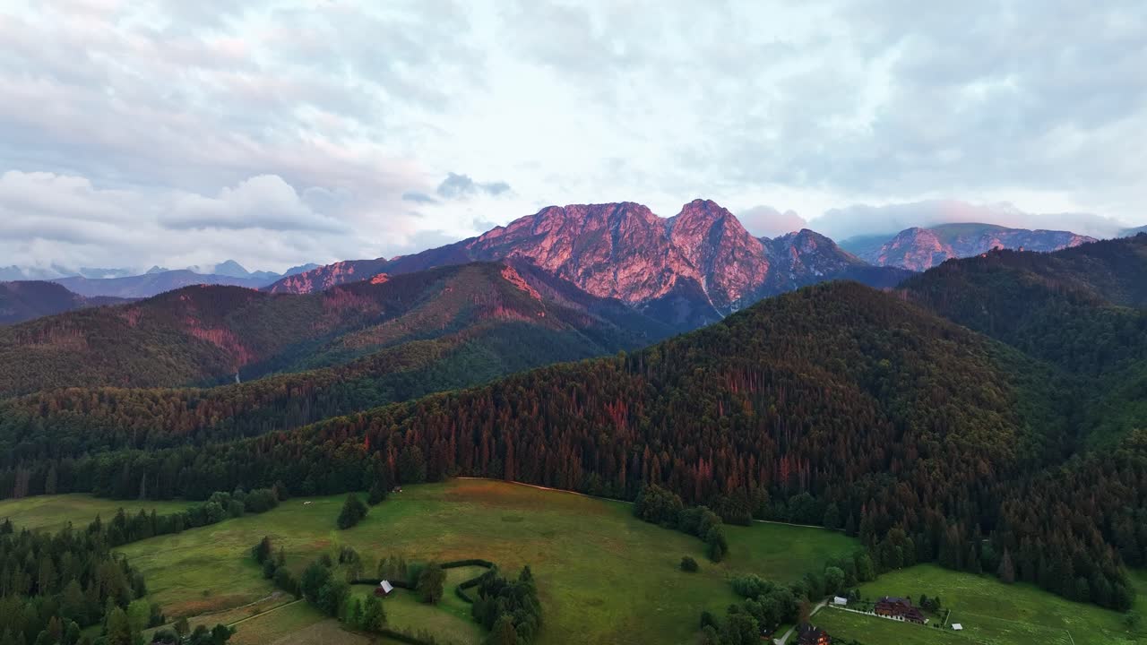 vista aérea del macizo montañoso iluminado por el sol poniente, un país de las maravillas de una belleza fabulosa