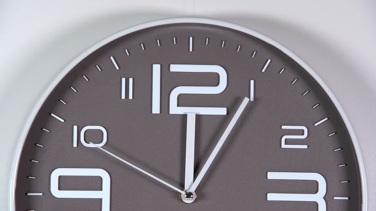 reloj de pared en un fondo gris.