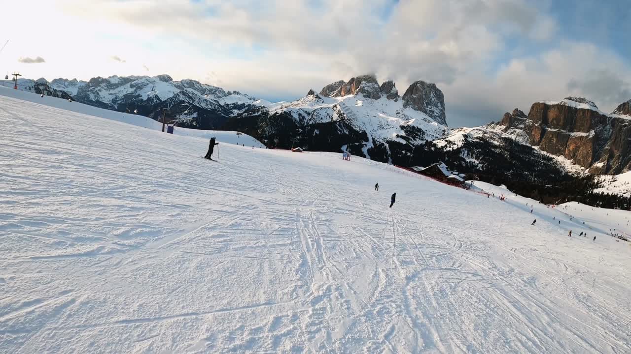 fpv pov de esquí alpino en las dolomitas, italia
