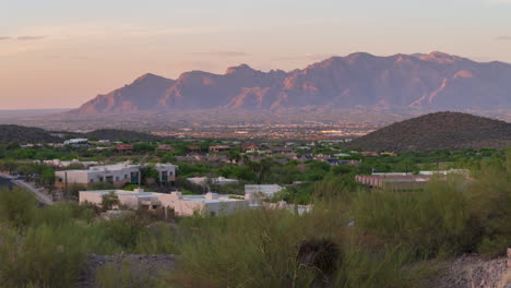 tucson, arizona, ee.uu., vista de lapso de tiempo de día a noche de las montañas de santa catalina