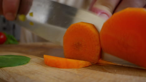 cortar las zanahorias
