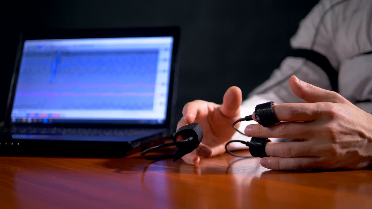 폴리그래프 데이터를 화면에 초점을 맞추는 4k 60fps