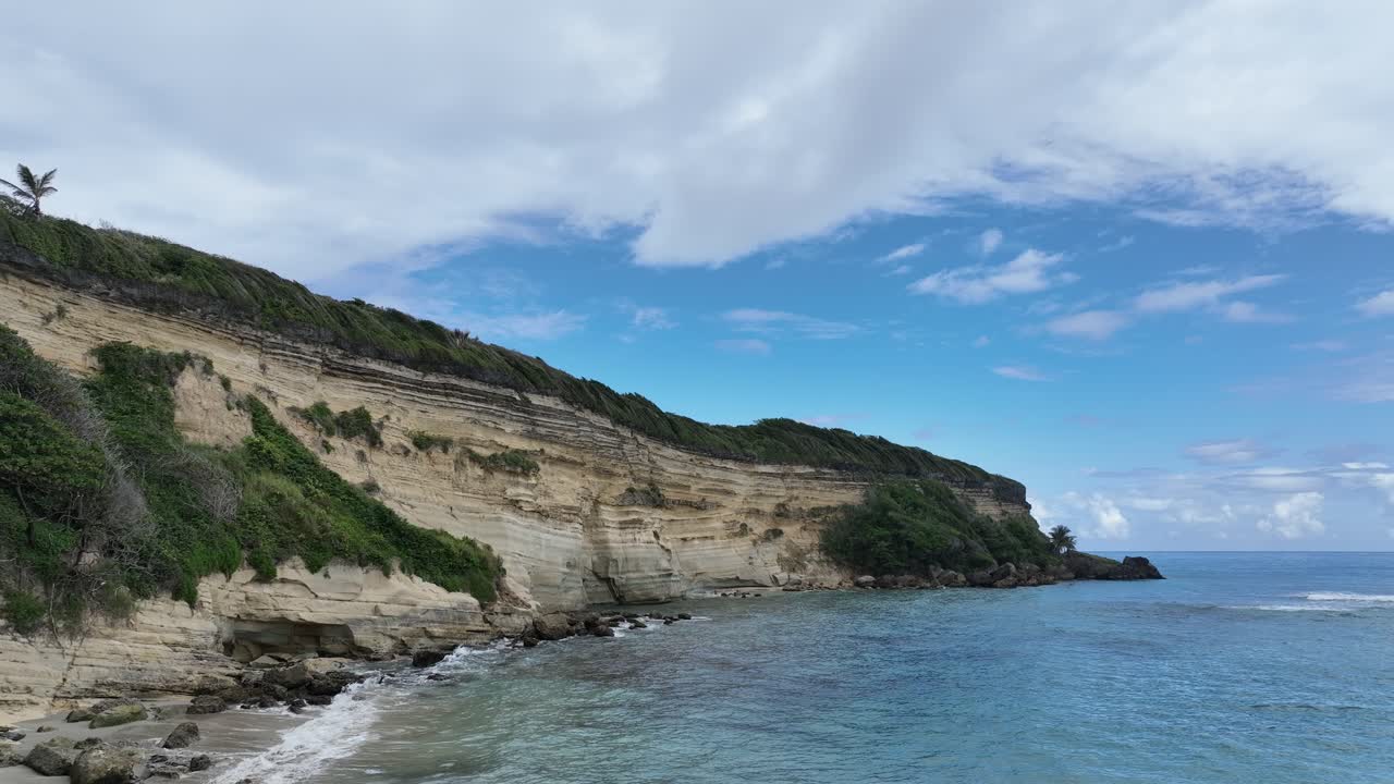 vista aérea frente a la escarpada costa rocosa en río san juan, república dominicana