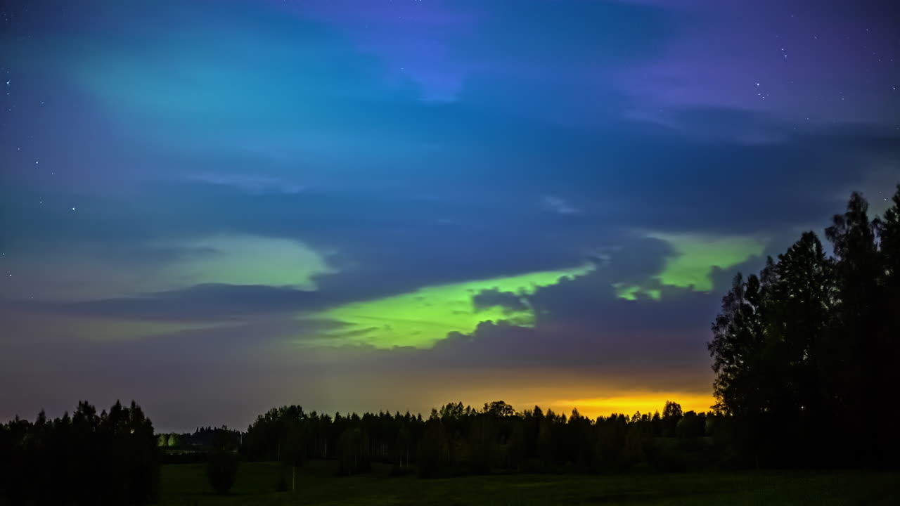 hermosa vista de lapso de tiempo de las luces del norte, aurora en una noche estrellada sobre el bosque verde
