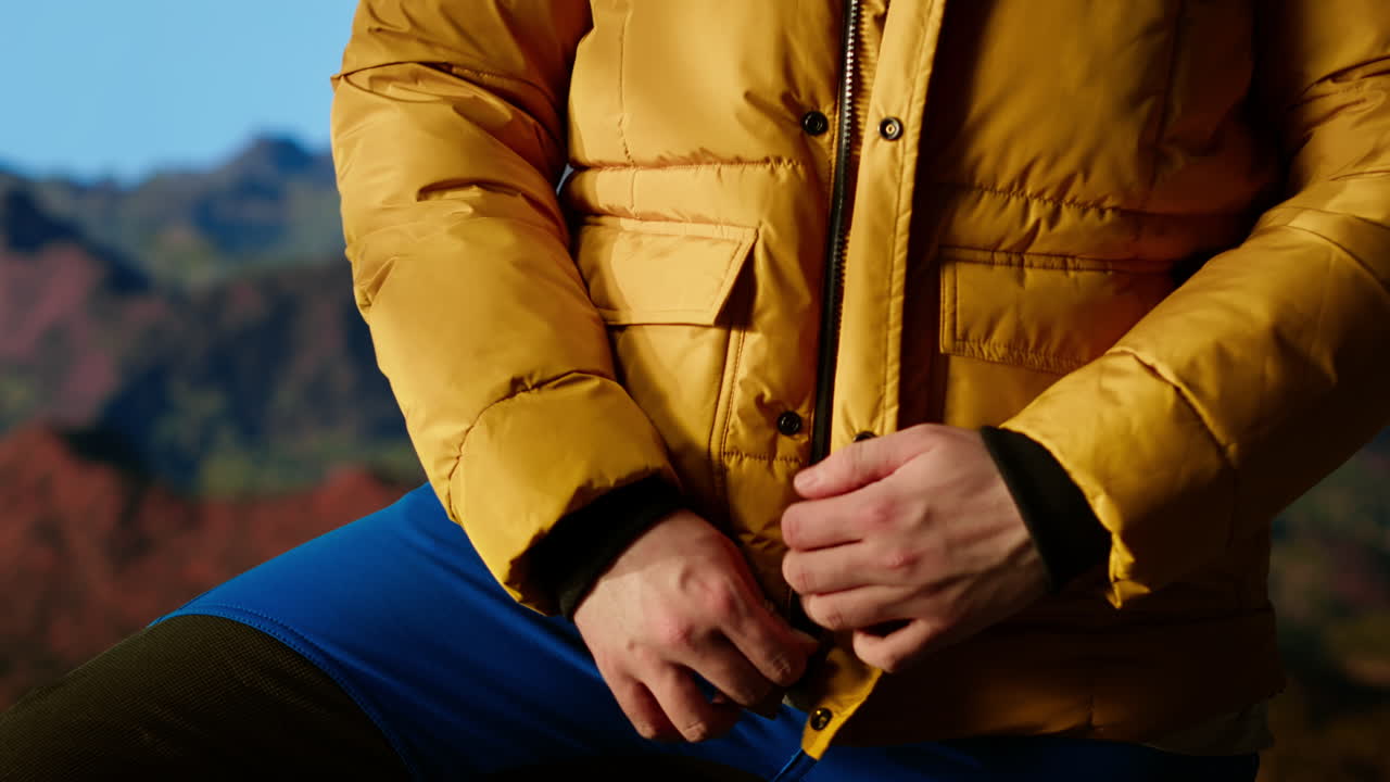 젊은 트레커는 신선한 공기와 함께 산책의 도전을 받아들이고 있습니다.