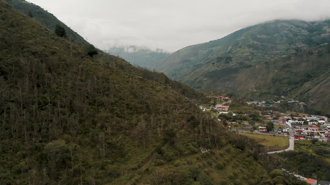 Drone in ascesa durante l'escursione montana al Mirador La Virgen, a Baños de Agua Santa in Ecuador