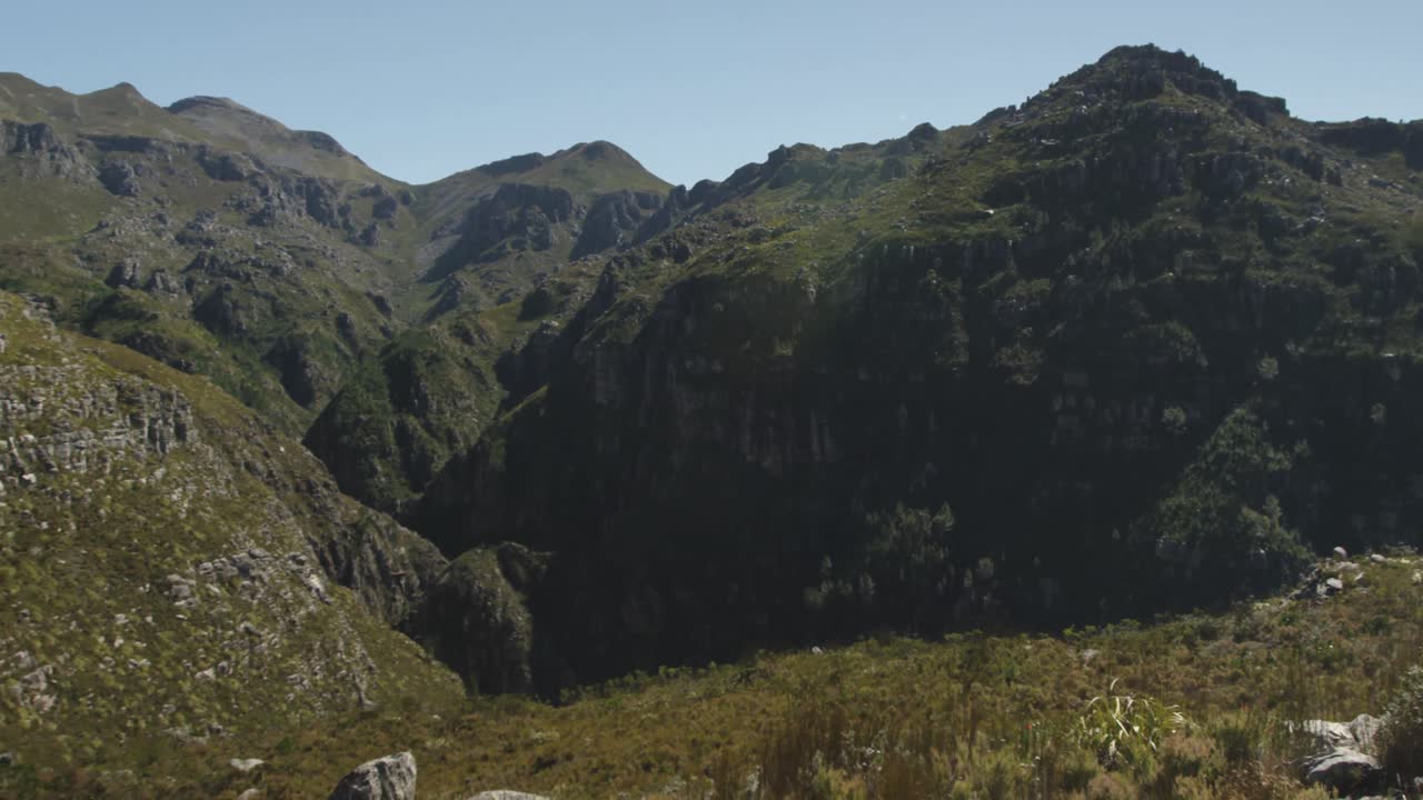 paisaje con montañas y rocas