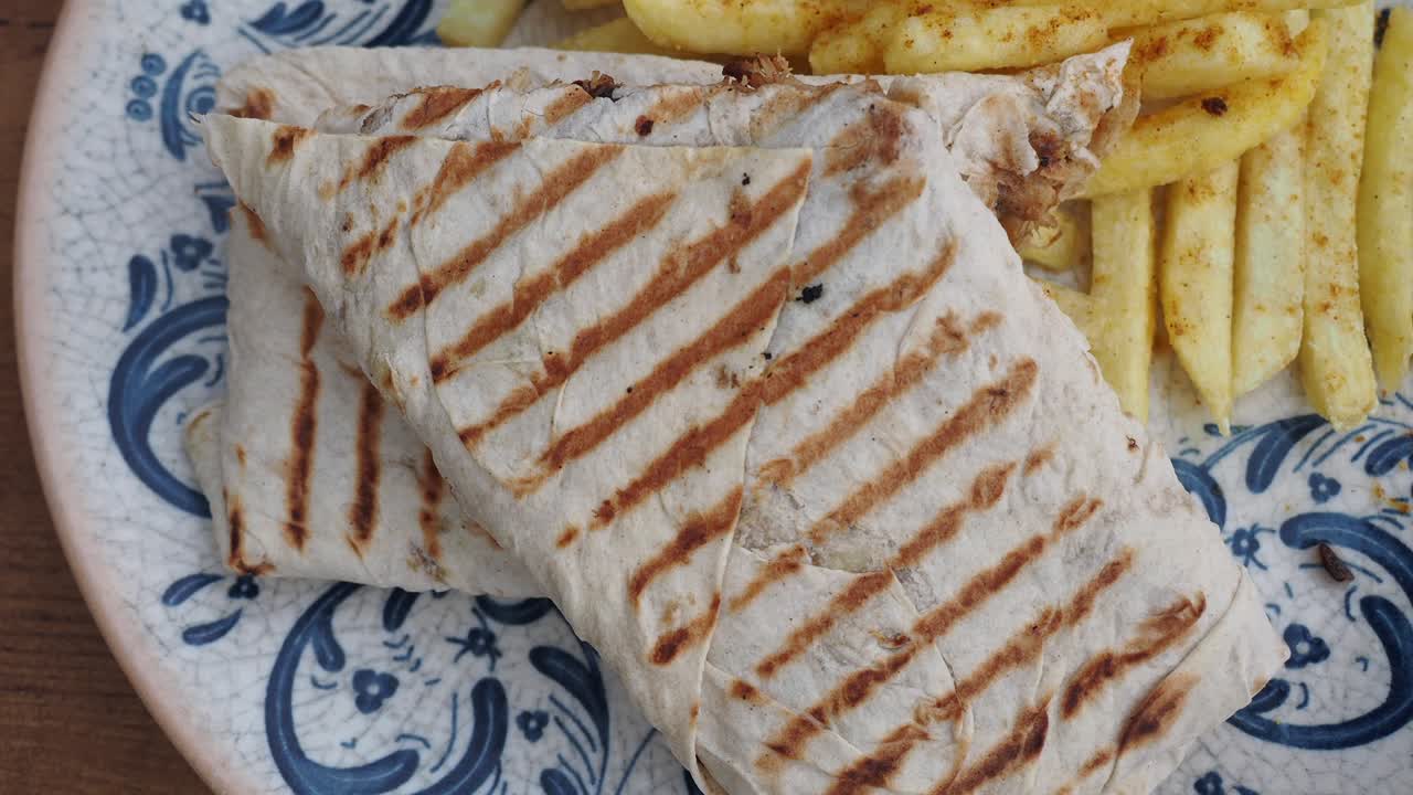 envoltura a la parrilla con patatas fritas