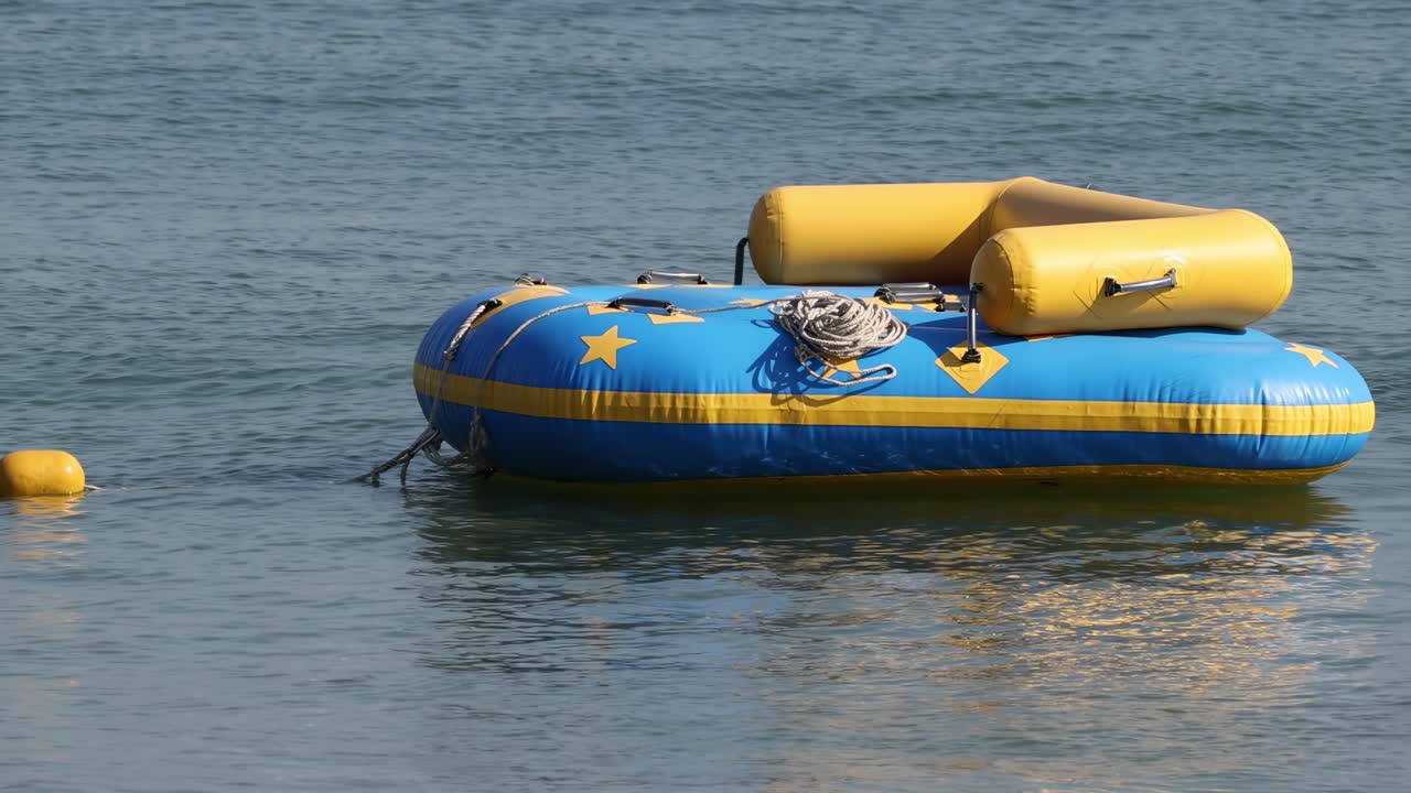 estructuras inflables que flotan en un lago tranquilo
