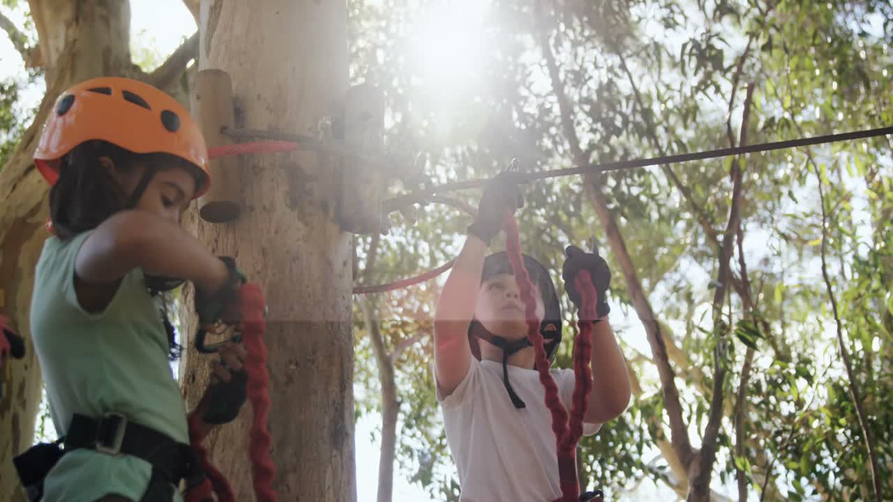 chica haciendo tirolesa 4k