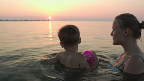 Mutter-Und-Sohn-Im-Meer-Blicken-In-Die-Ferne