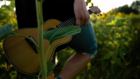 Mujer-En-Un-Campo-De-Girasoles