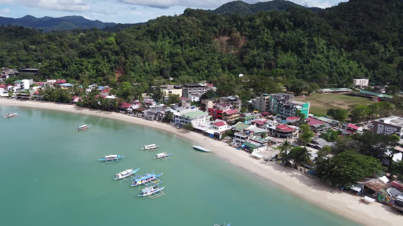 vista aérea de la ciudad de el nido y la playa del puerto en la bahía de bacuit, filipinas