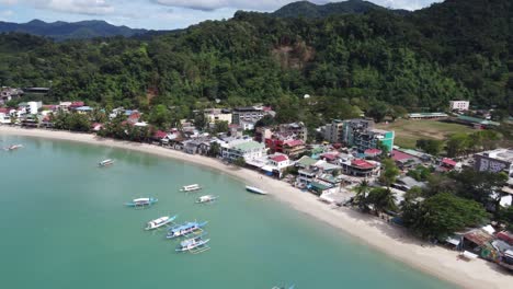 Luftaufnahme-Der-Eigentlichen-Stadt-El-Nido-Und-Des-Hafens-Am-Strand-In-Der-Bucht-Von-Bacuit,-Philippinen