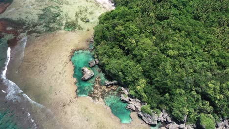 菲律賓西爾加奧島的mapupungko天然岩池的空中圖