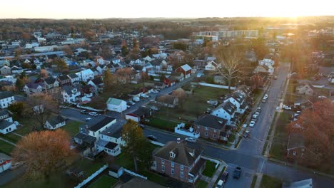 Goldener-Sonnenuntergang-über-Einer-Amerikanischen-Stadt