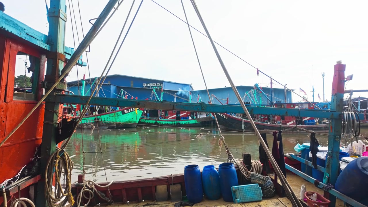Bateaux de pêche à Sekinchan, Selangor, Malaisie, montrant des navires dans une zone de pêche côtière locale