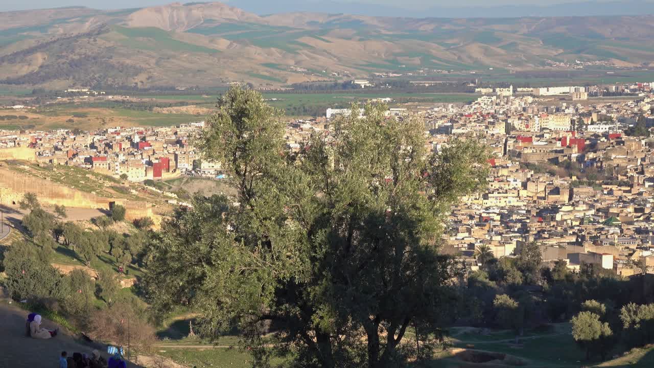 vista panorámica de la antigua medina en fes al atardecer