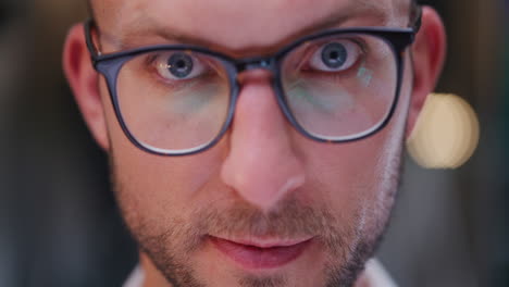 hombre seguro de sí mismo mira a la cámara, primer plano de los ojos