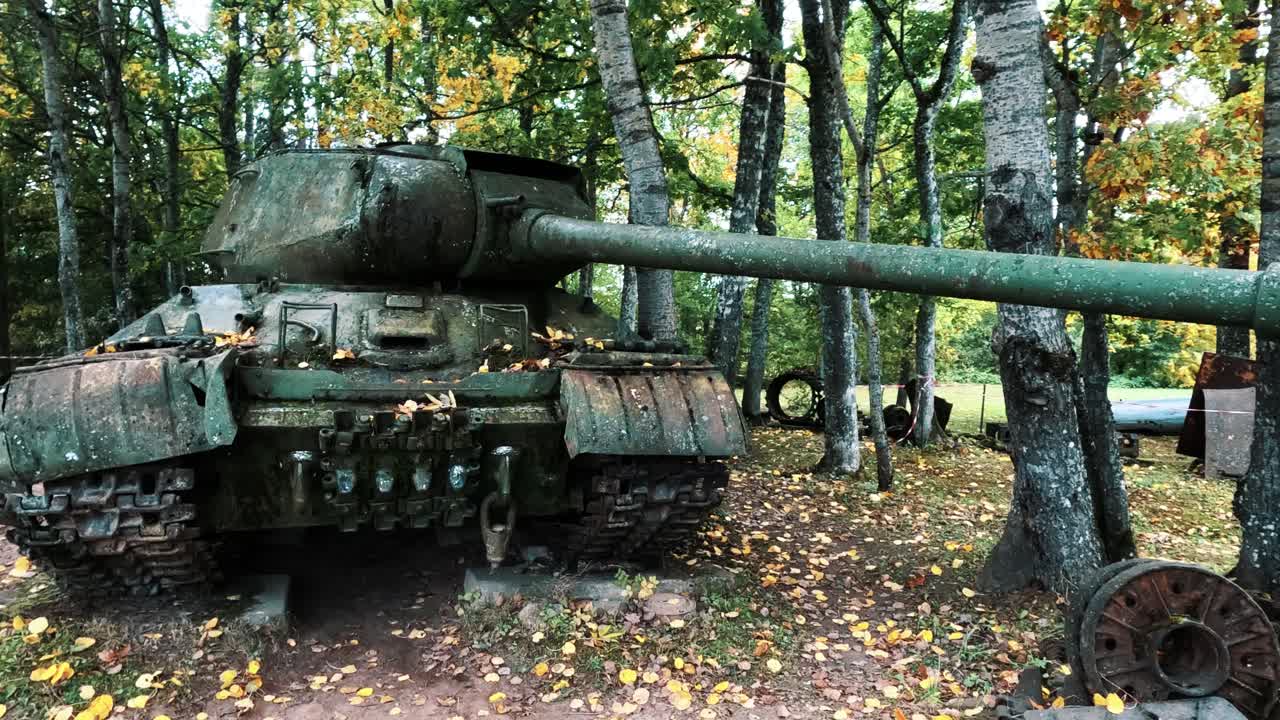 Gammelt sovjetisk russisk militærkøretøj, krigsødelagt. Ukrainsk hær, teknisk kampvogn, kanon, industrielt