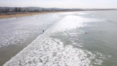 Luft-über-Surfer,-Die-Wellen-Genießen-Und-Vor-Der-Küste-Von-Essaouira-Marokko-Surfen