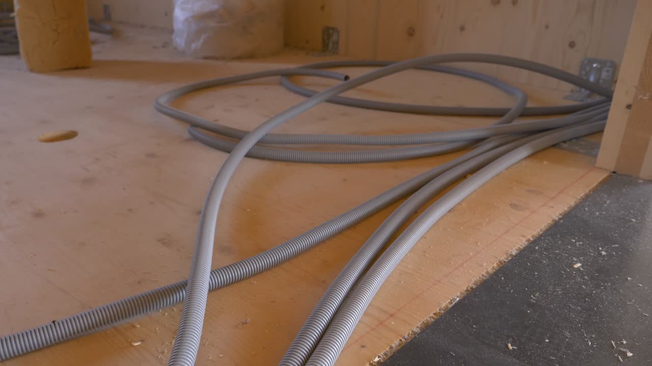 가까이에서: 회색 통신 파이프가 바닥에 어져 있습니다.