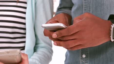 equipo de negocios casual usando tabletas y teléfonos