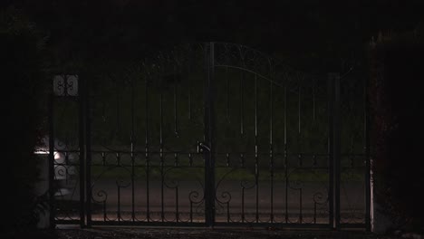 vista nocturna de los coches que pasan por una entrada cerrada