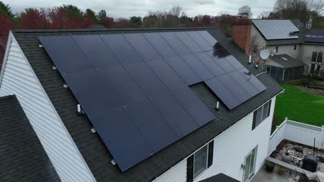 Solarpanel-Einheiten-Auf-Dem-Dach-Des-Weißen-Hauses-In-Einem-Amerikanischen-Vorort-Während-Bewölktem-Regentag