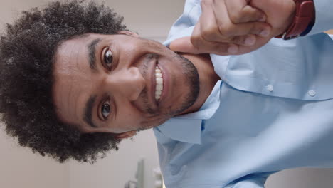 joven feliz teniendo video chat usando cámara web en casa saludando al bebé compartiendo estilo de vida padre disfrutando de la conexión en línea en pantalla vertical