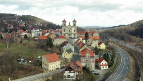 Bardo-Slaskie-Pequeña-Ciudad-Y-El-Puente-En-Polonia