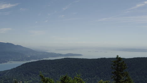 Blick-Von-Bowen-Island-Nach-Vancouver,-Libellen-Summen-Durch-Den-Himmel,-Handaufnahme