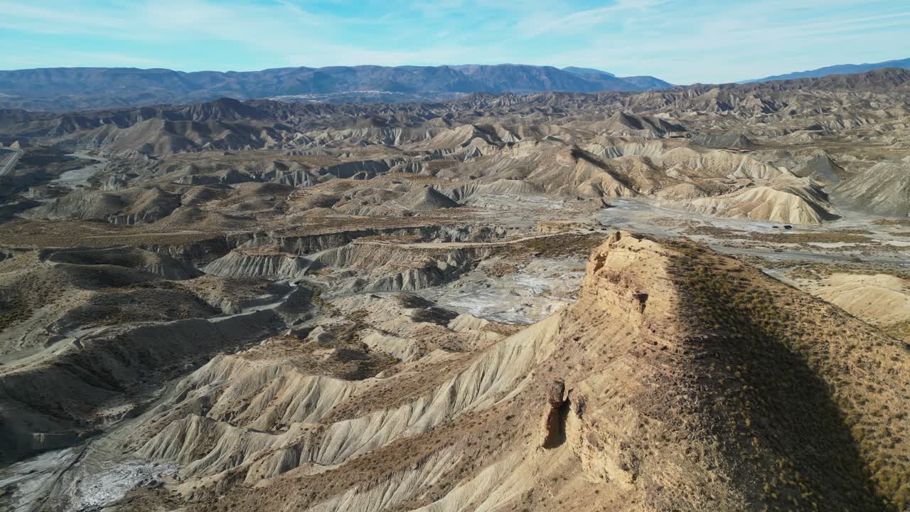 desierto de tabernas, paisaje natural escénico en almería, andalucía, españa - vista aérea 4k derecha