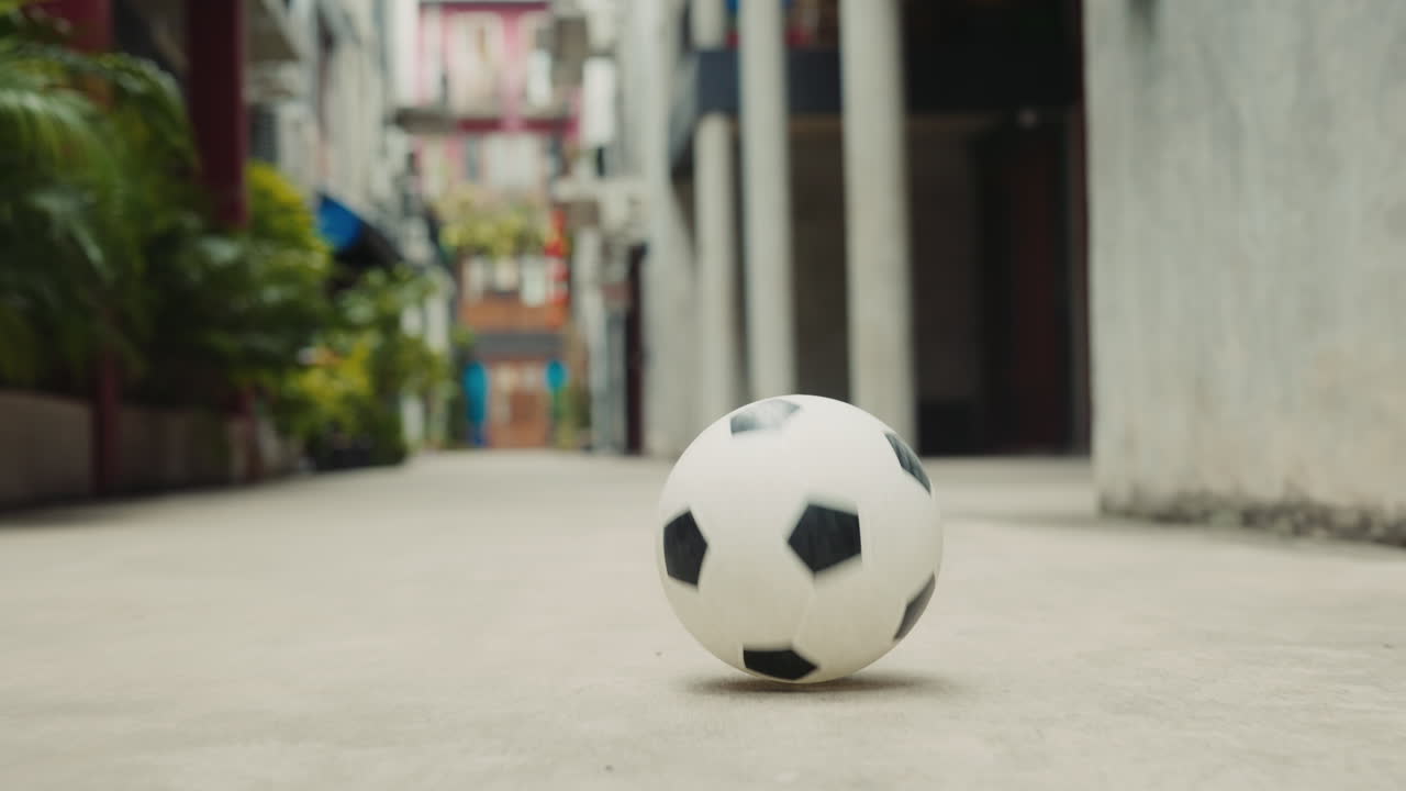 Giocare a calcio in strada