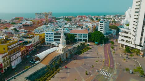 Luftdrohnenaufnahme-Des-Eingangs-Der-Ummauerten-Stadt-Cartagena,-Des-Glockenturms,-Kolumbien