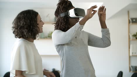 Toma-En-Cámara-Lenta-De-Una-Mujer-Probando-Auriculares-Vr-Con-Asistente