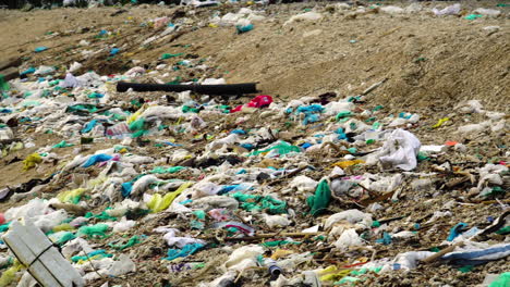 primer plano pan izquierda tiro de basura esparcida en la playa vietnamita