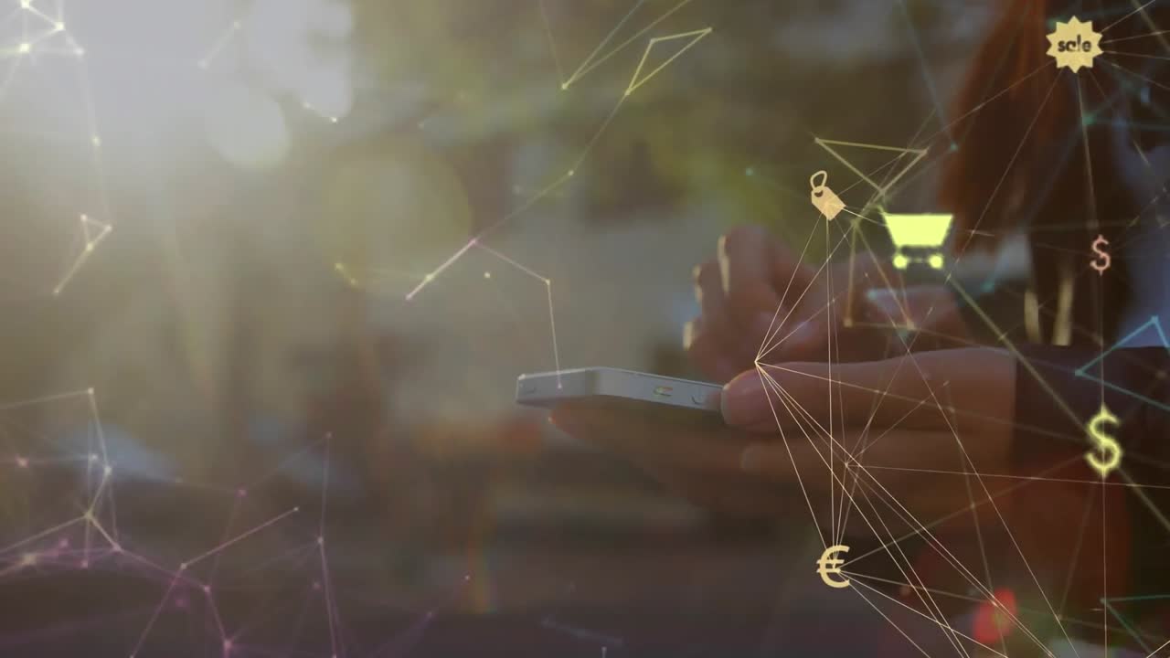 globos de iconos digitales girando contra la sección media de la mujer usando un teléfono inteligente al aire libre