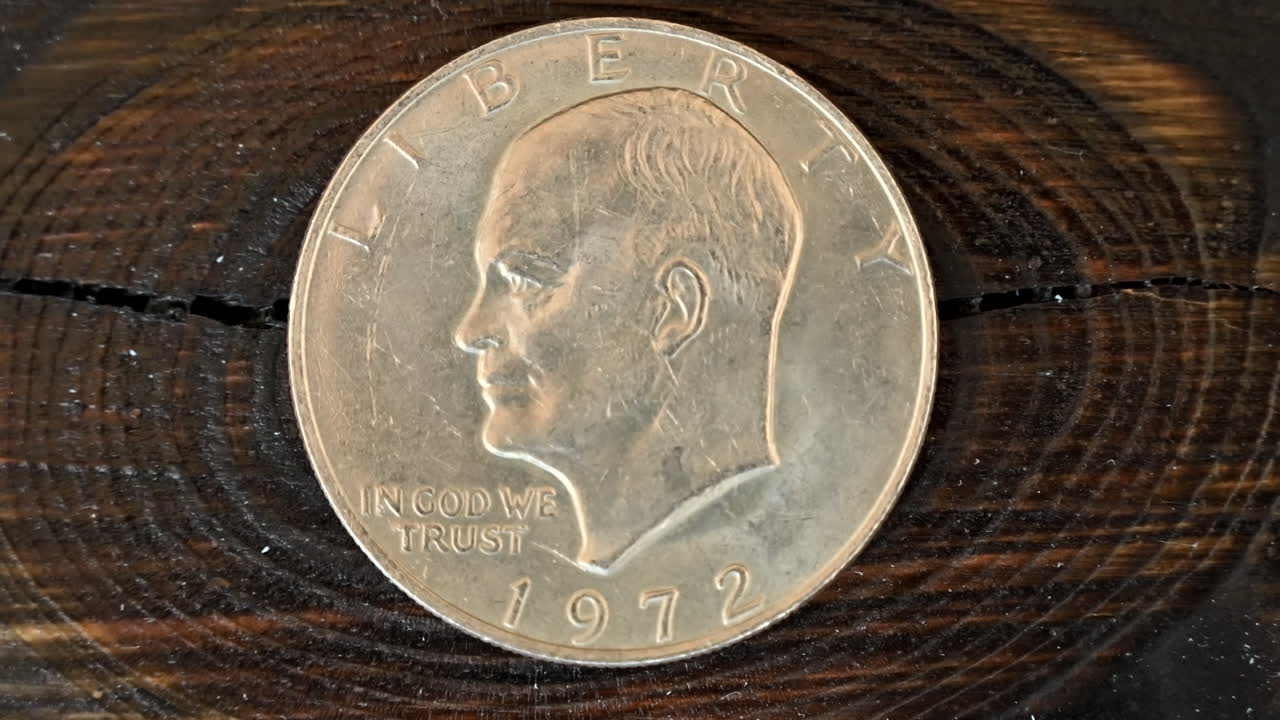 Close-up da moeda de prata Eisenhower de 1972-D sobre um fundo de madeira