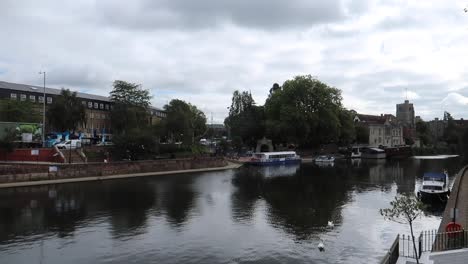 Río-Medway,-Kent,-Inglaterra-En-Un-Día-Nublado