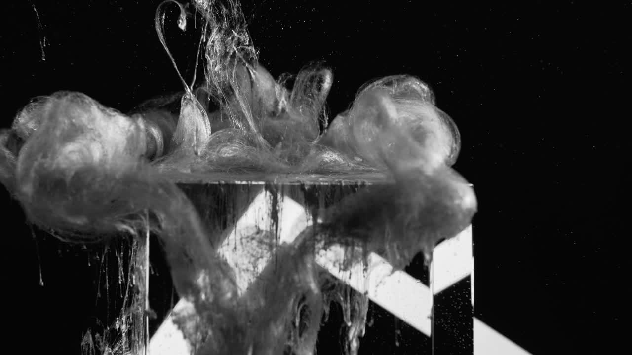 잉크 스플래시 회색 반이는 액체 모션 큐브 검은색