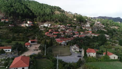 vista aérea del pueblo de ermida en gerês, portugal